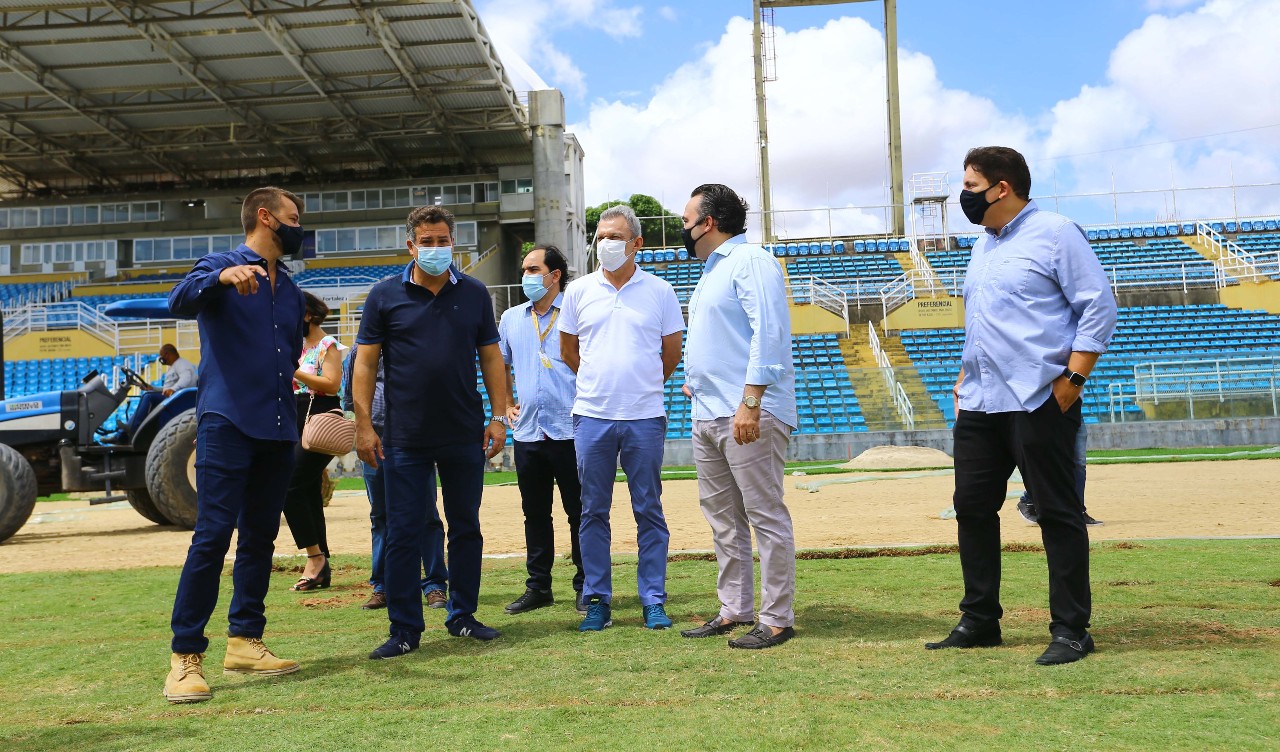 grupo de pessoas no gramado do PV